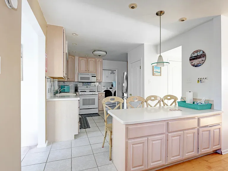 29 Ocean Dr W — Photo 7
