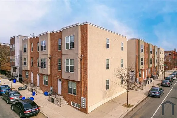 2 bed, 702 sqft, $1,700 — Photo 2
