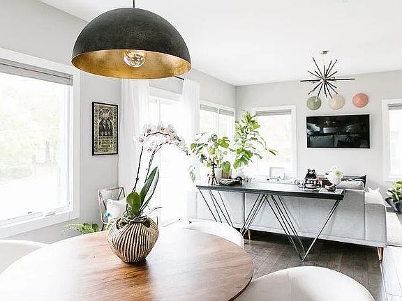 Sunlit living room (second floor)