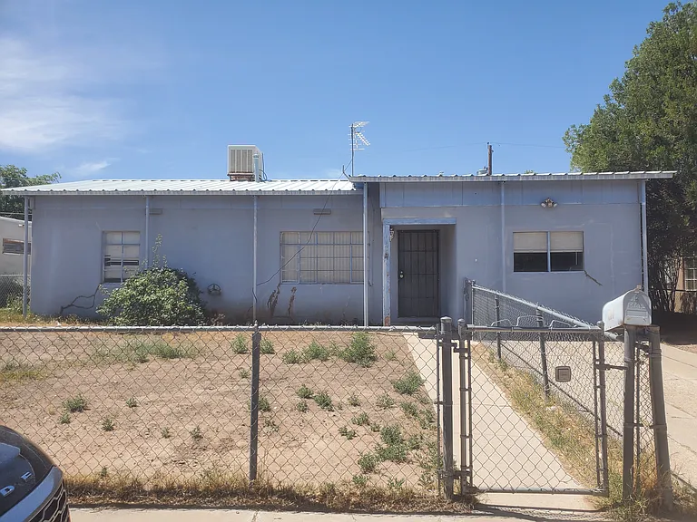 1104 Dexter Ln — Photo 1