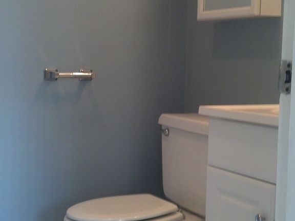 Master bathroom (3/4)