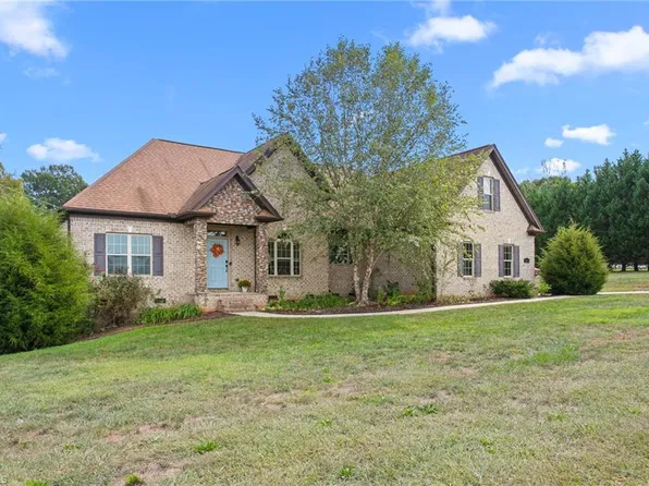 7505 Aspen Grove Dr, Belews Creek, NC 27009