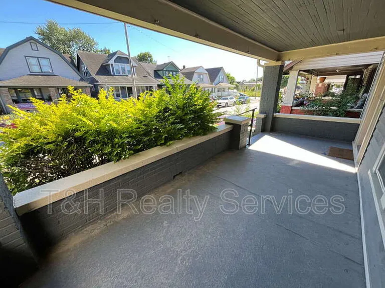 932 E Morris St — Photo 2