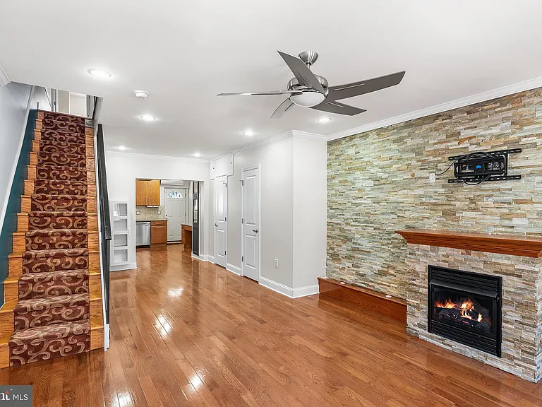 1725 S Iseminger St — Photo 3