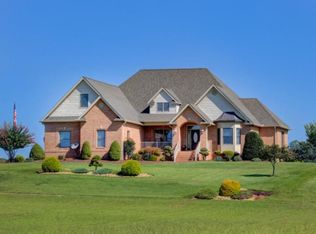1947 Lakebrook Cir, Dandridge, TN 37725