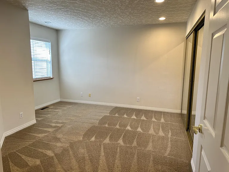 330 E College St — Photo 12