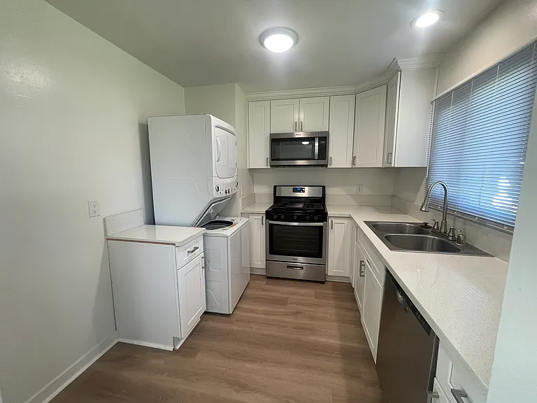 228 S Oak St — Photo 12