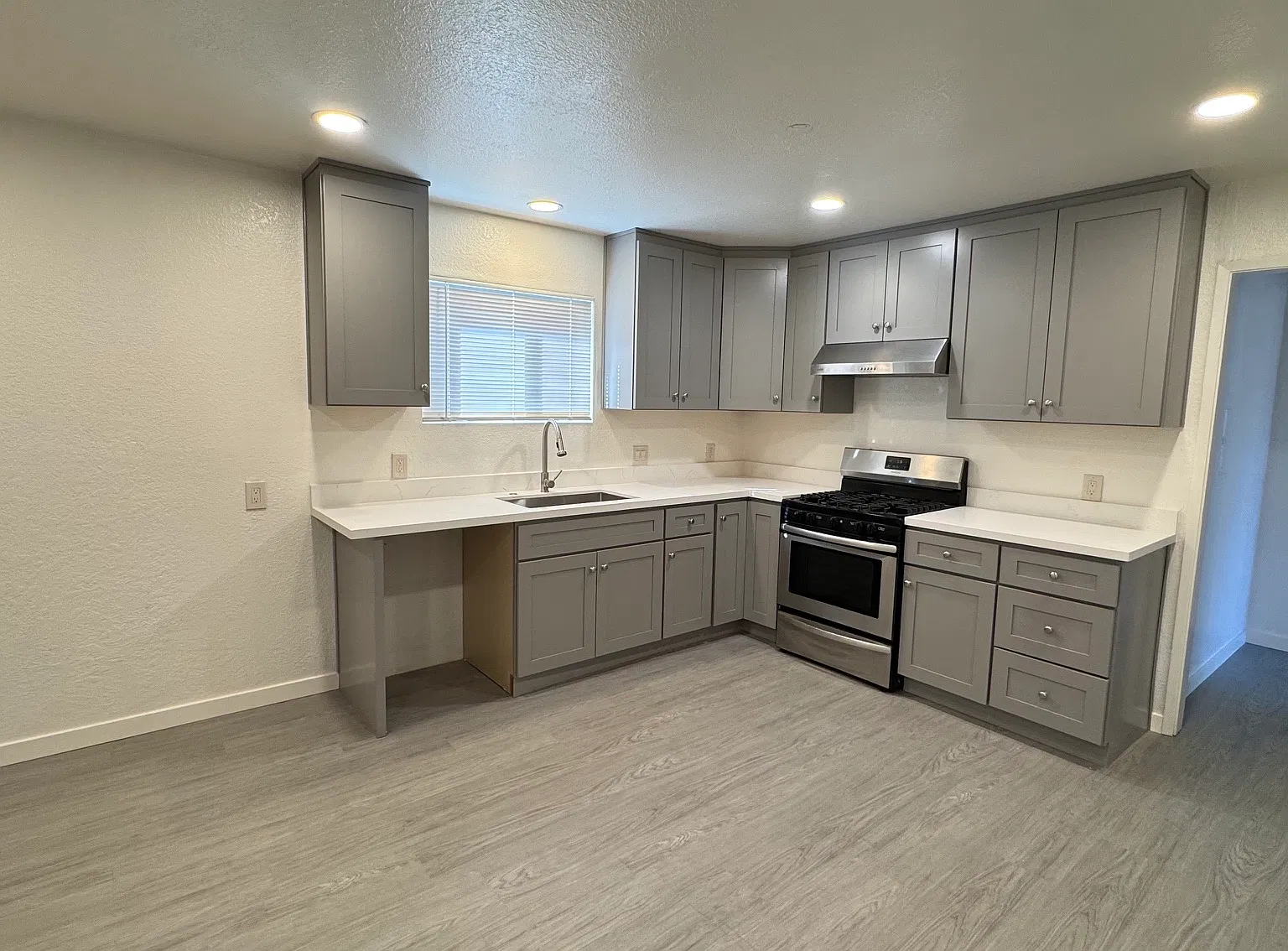 3 bed, 900 sqft, $2,495 — Photo 3
