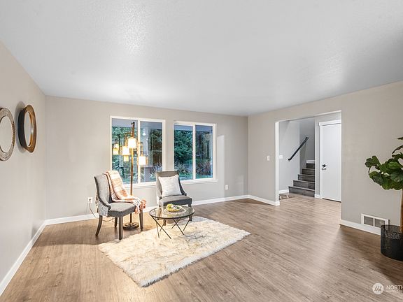 4th image of 8540 Island View Court NE