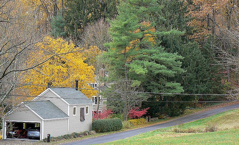 2nd image of 1576 Parkland Rd