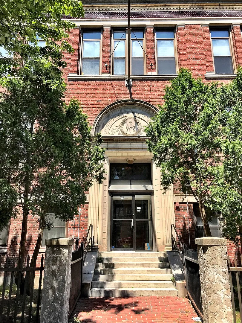 1 Bed 1 Bath, high ceilings, washer/dryer in unit, Off St parking, Roof Deck! Close to T. Central... — Photo 1