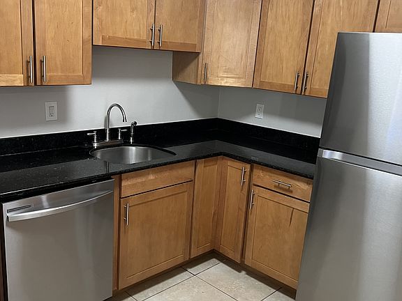 3rd image of 1110 NE 16th Pl #2