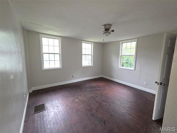 5th image of 134 N Douglas Ave