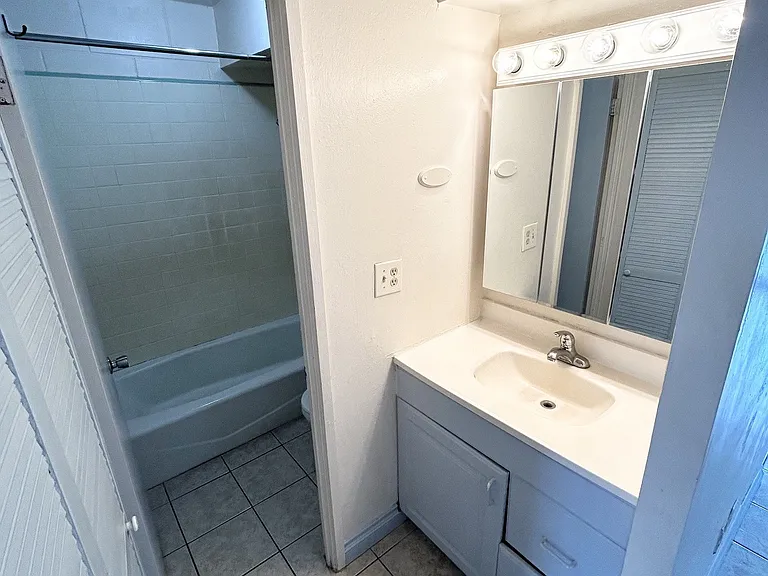 27 Lakeview Cir #202 — Photo 6