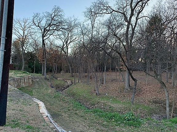 3rd image of 615 Oak Grove Ln