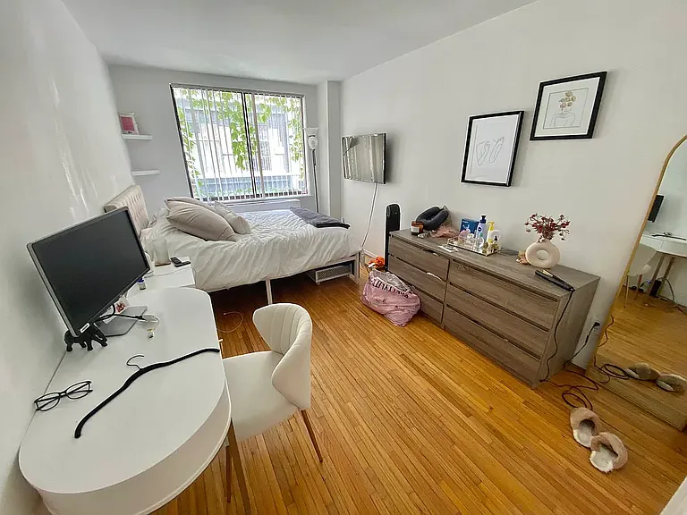221 E 21st St #4D — Photo 3