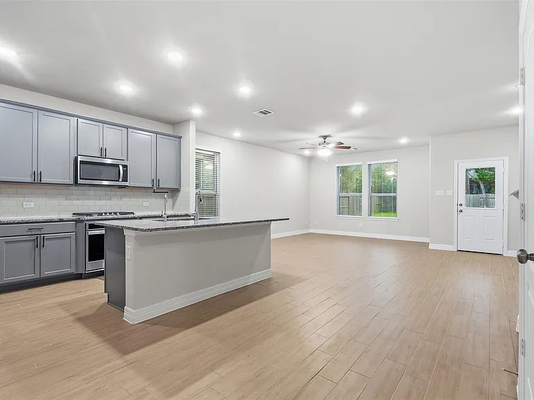 119 Buttonwood Ct — Photo 9