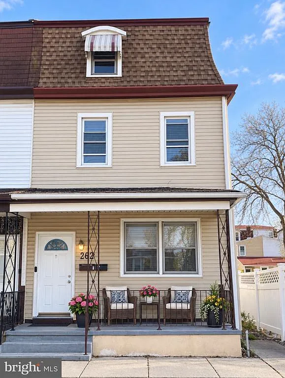 2 bed, 1.0 bath, 1928 sqft, $1,750 — Photo 1