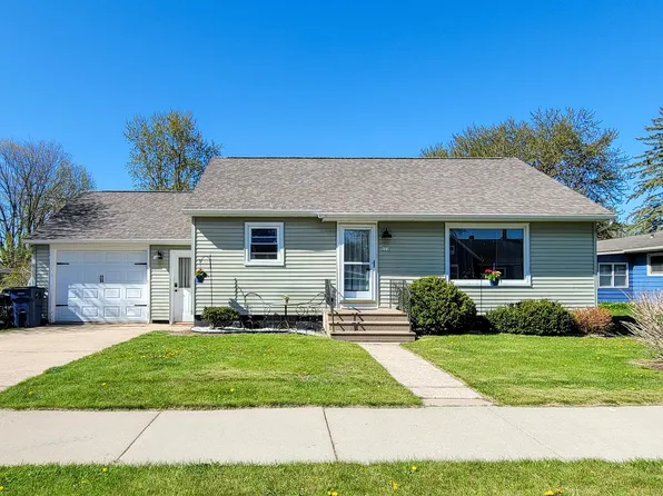 322 2nd St, Manawa, WI 54949