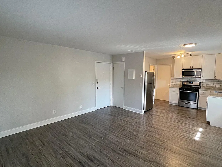 689 Lowry Ave NE #7 — Photo 12