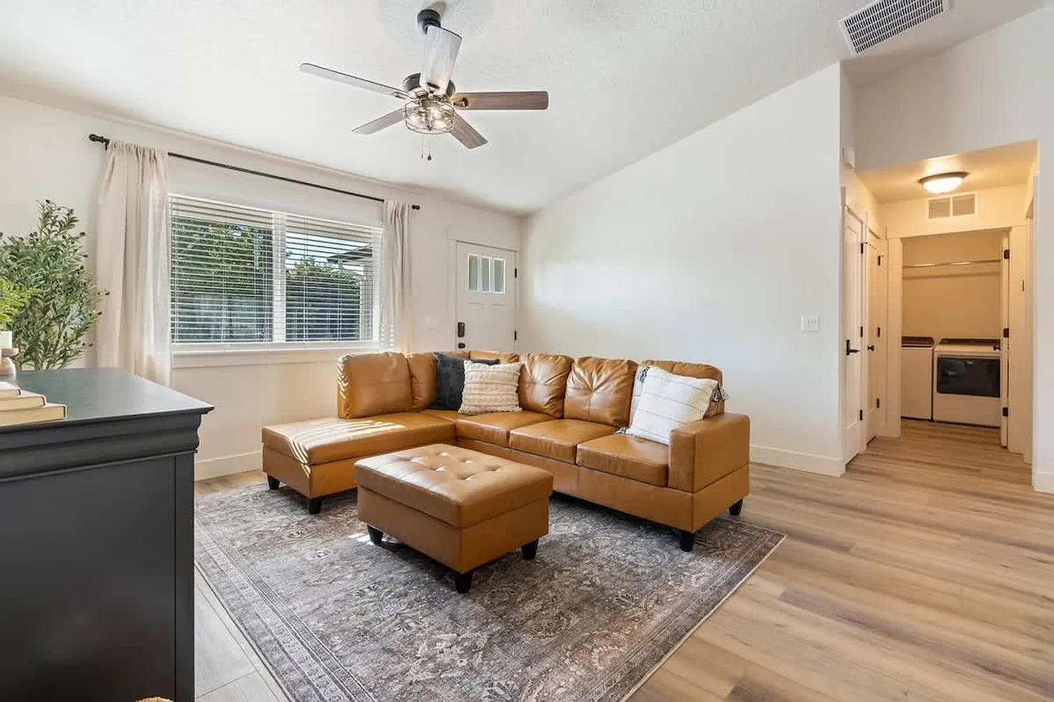 3 bed, 2.0 bath, 1237 sqft, $4,587 — Photo 4