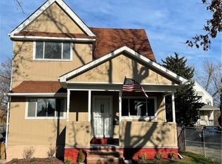 821 Whitcomb Rd, Cleveland, OH 44110