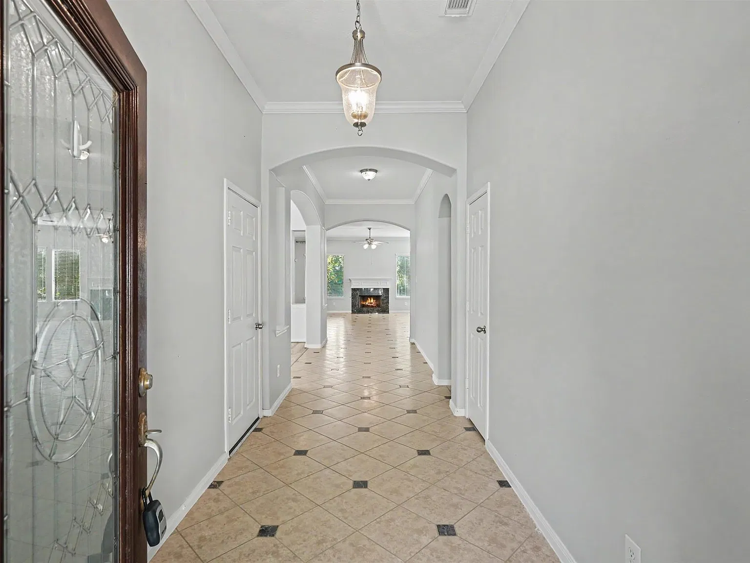 4 bed, 2.0 bath, 2591 sqft, $2,500 — Photo 3