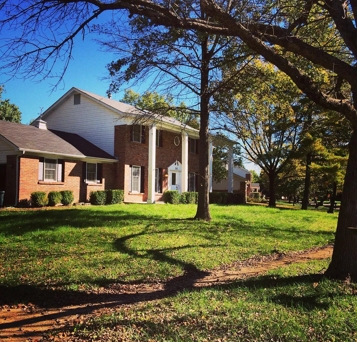 4 bed, 3.5 bath, 2576 sqft, $2,600 — Photo 1
