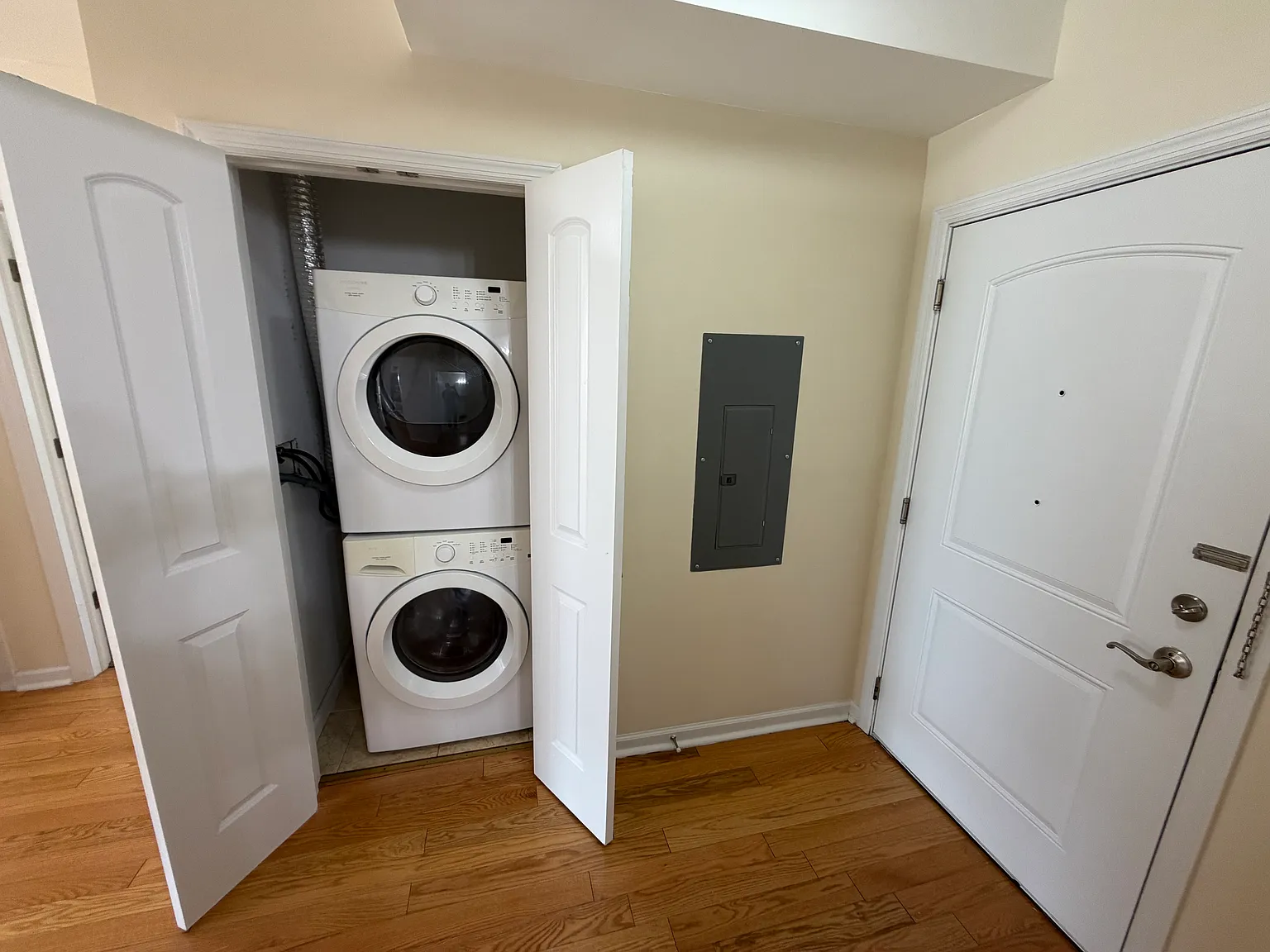 2 bed, 760 sqft, $2,600 — Photo 3