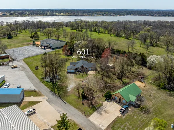 601 W 39th St, Grove, OK 74344