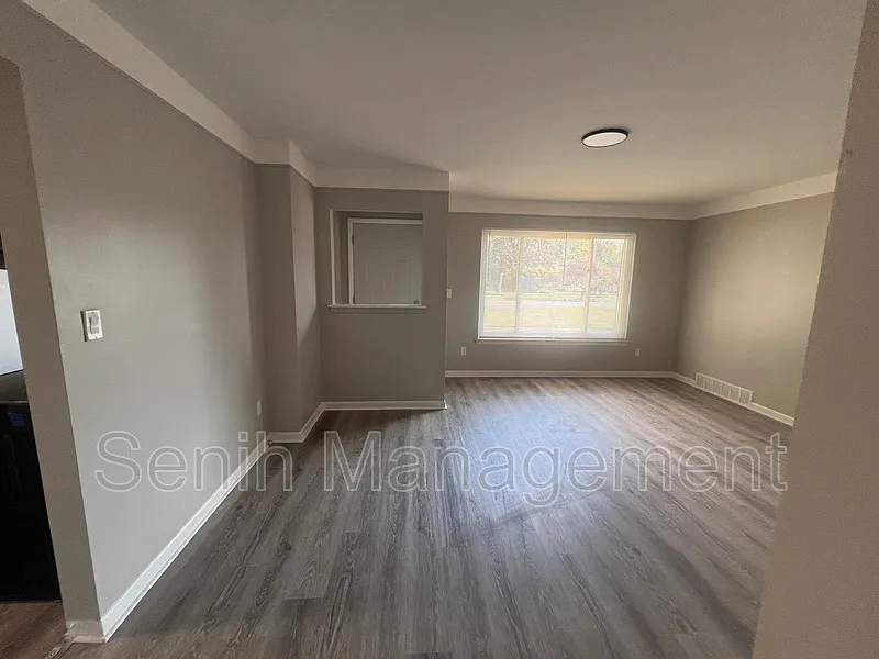 3 bed, 2.0 bath, 1060 sqft, $1,595 — Photo 3