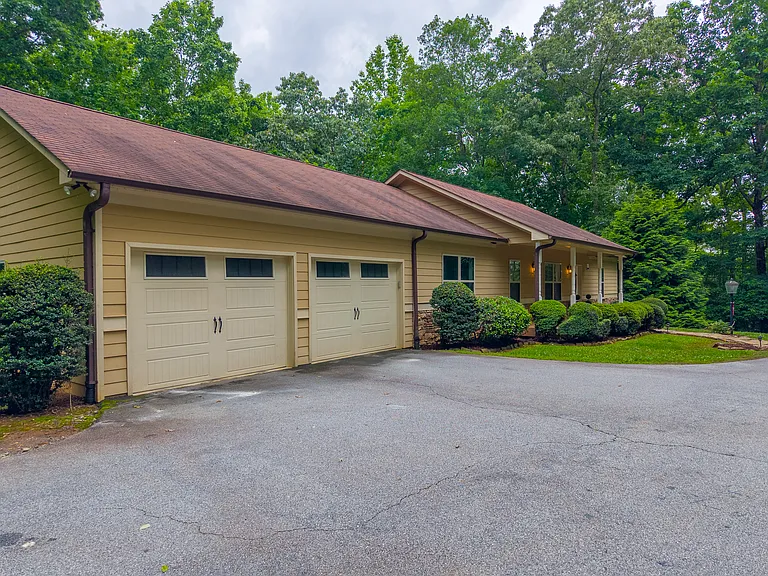 215 Oakridge Dr — Photo 4