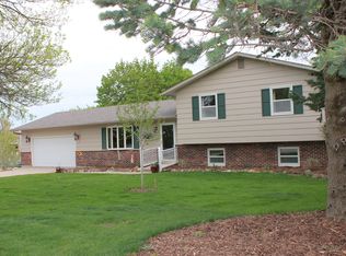 101 Meadow View Dr, Decorah, IA 52101
