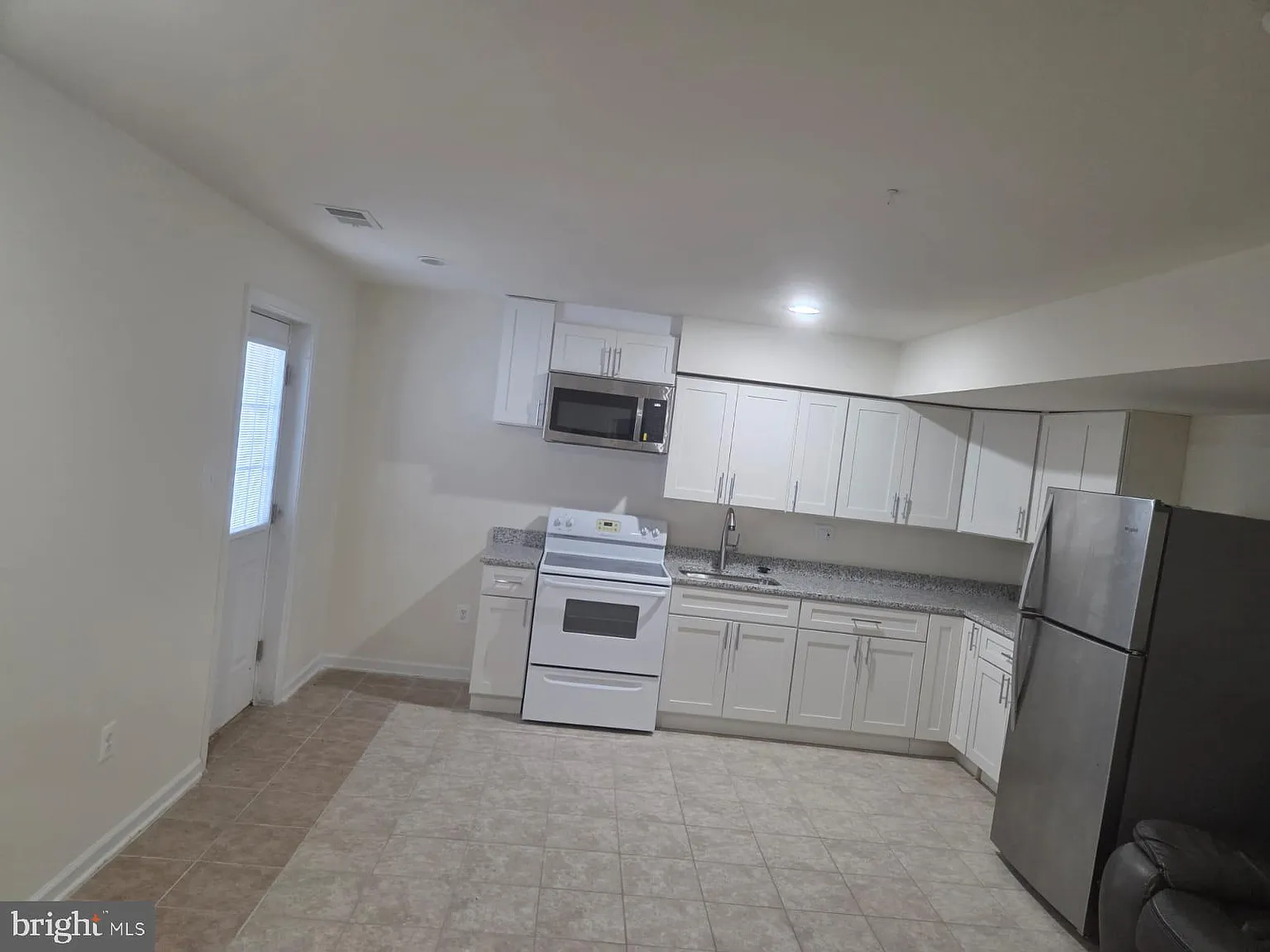 2 bed, 1.5 bath, 4160 sqft, $2,000 — Photo 4