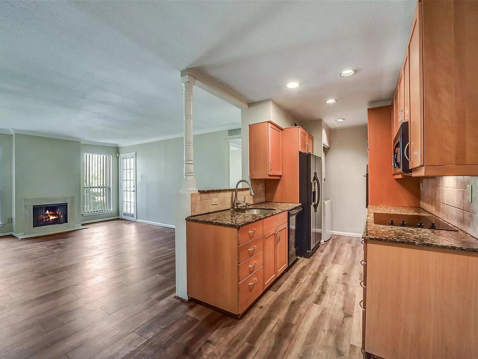 1601 S Shepherd Dr — Photo 2