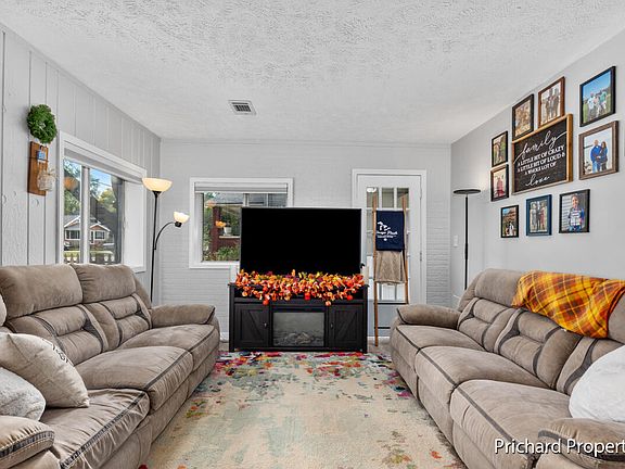 4th image of 2405 Woodward Ave SW