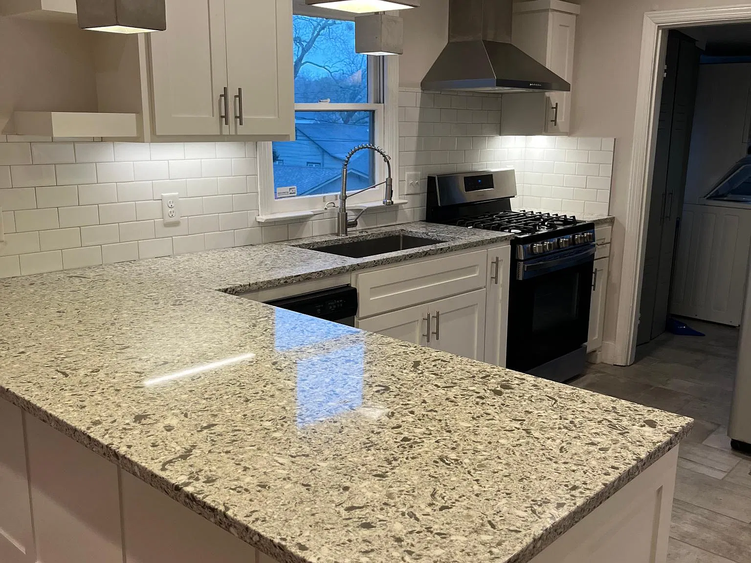 2 bed, 950 sqft, $1,350 — Photo 2