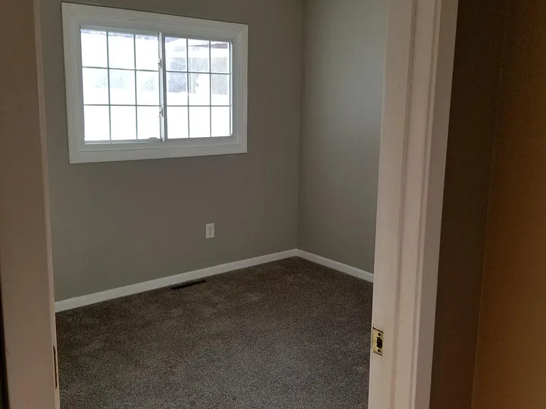 1043 Eastview Cir — Photo 8
