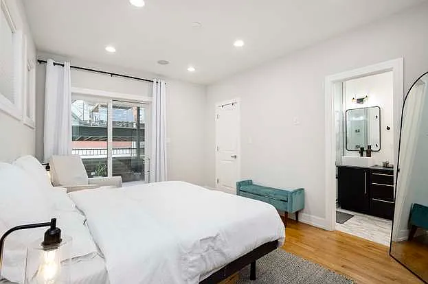 821 W Roscoe St #1 — Photo 59