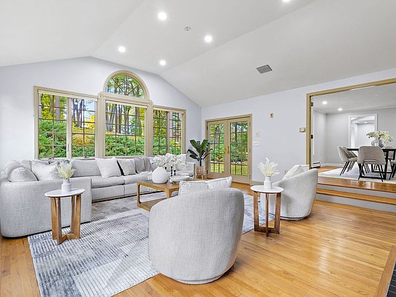 4th image of 25 Forest Ridge Rd