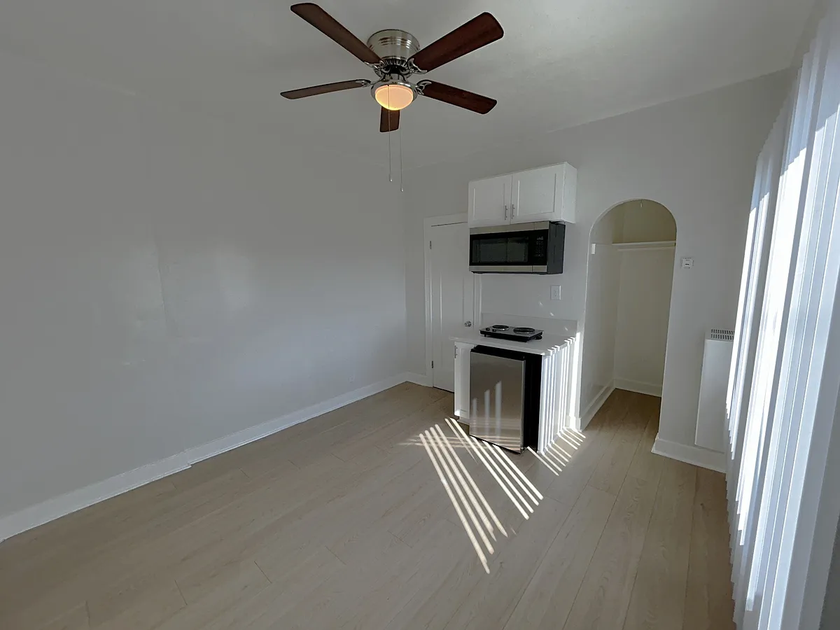 Building Photo - 320 N Ardmore Ave #311