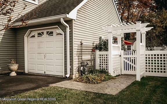 4th image of 570 Leawood Avenue