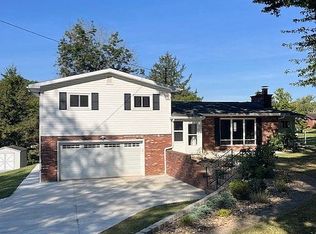 943 Pine St, Belpre, OH 45714