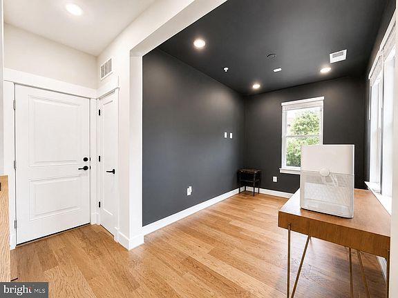 3rd image of 1011 Sycamore Dr SE