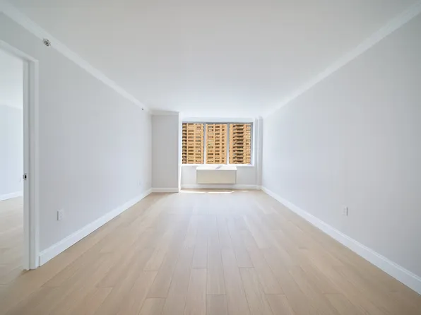 160 Riverside Boulevard image 4 of 14