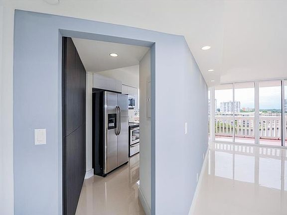 5th image of 1000 Island Blvd #810