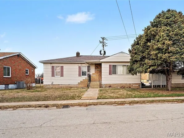 38 N Main St, Wood River, IL 62095