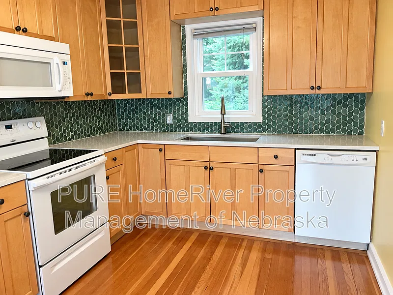 3 bed, 1.0 bath, 1298 sqft, $1,900 — Photo 2