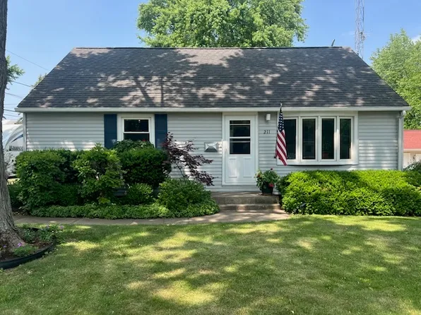 211 Koch Dr, Genoa, IL 60135