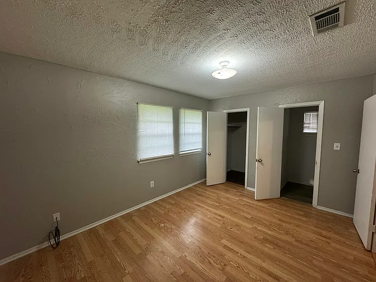 130 E Woodcrest Dr — Photo 5
